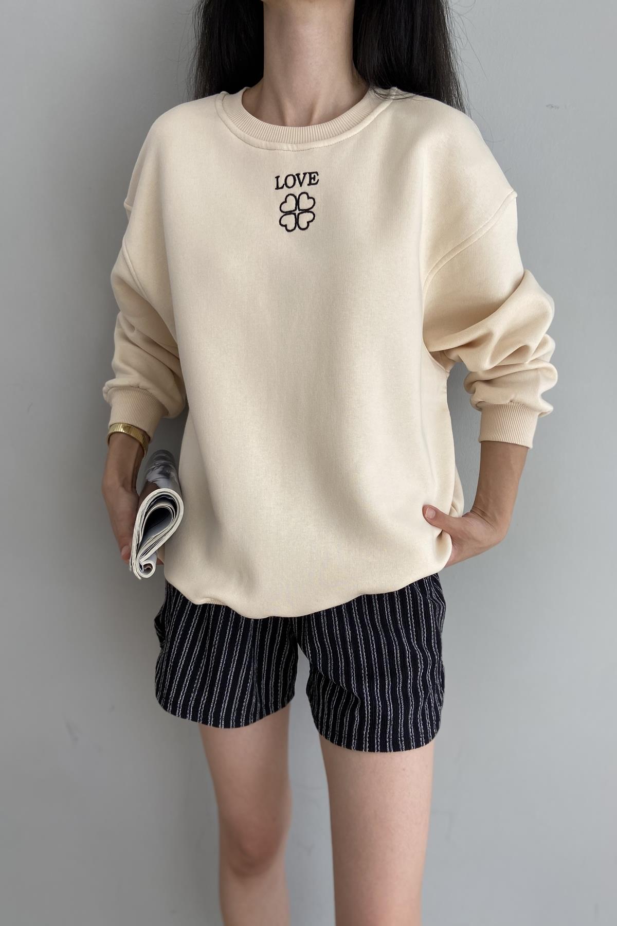 BİSİKLET YAKA BASKILI NAKIŞ DETAY SWEATSHIRT