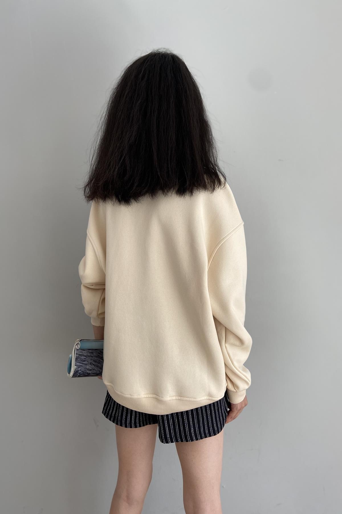 BİSİKLET YAKA BASKILI NAKIŞ DETAY SWEATSHIRT