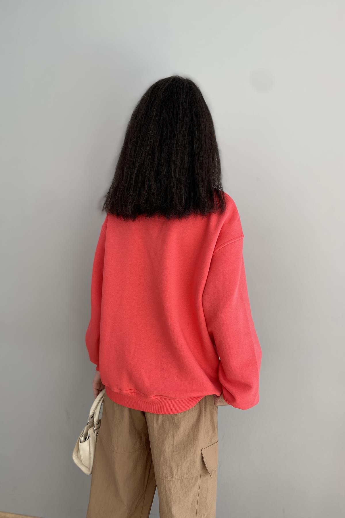 BİSİKLET YAKA BASKILI NAKIŞ DETAY SWEATSHIRT