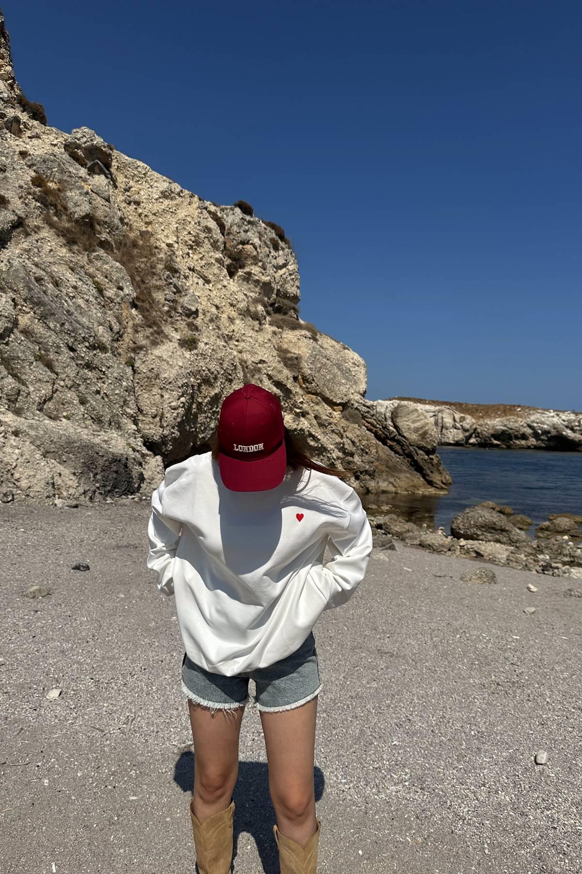 BİSİKLET YAKA KALP NAKIŞLI SWEATSHIRT