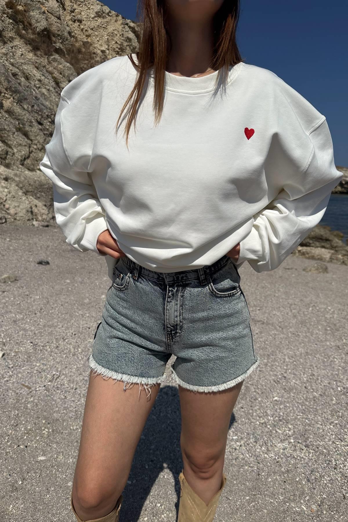 BİSİKLET YAKA KALP NAKIŞLI SWEATSHIRT
