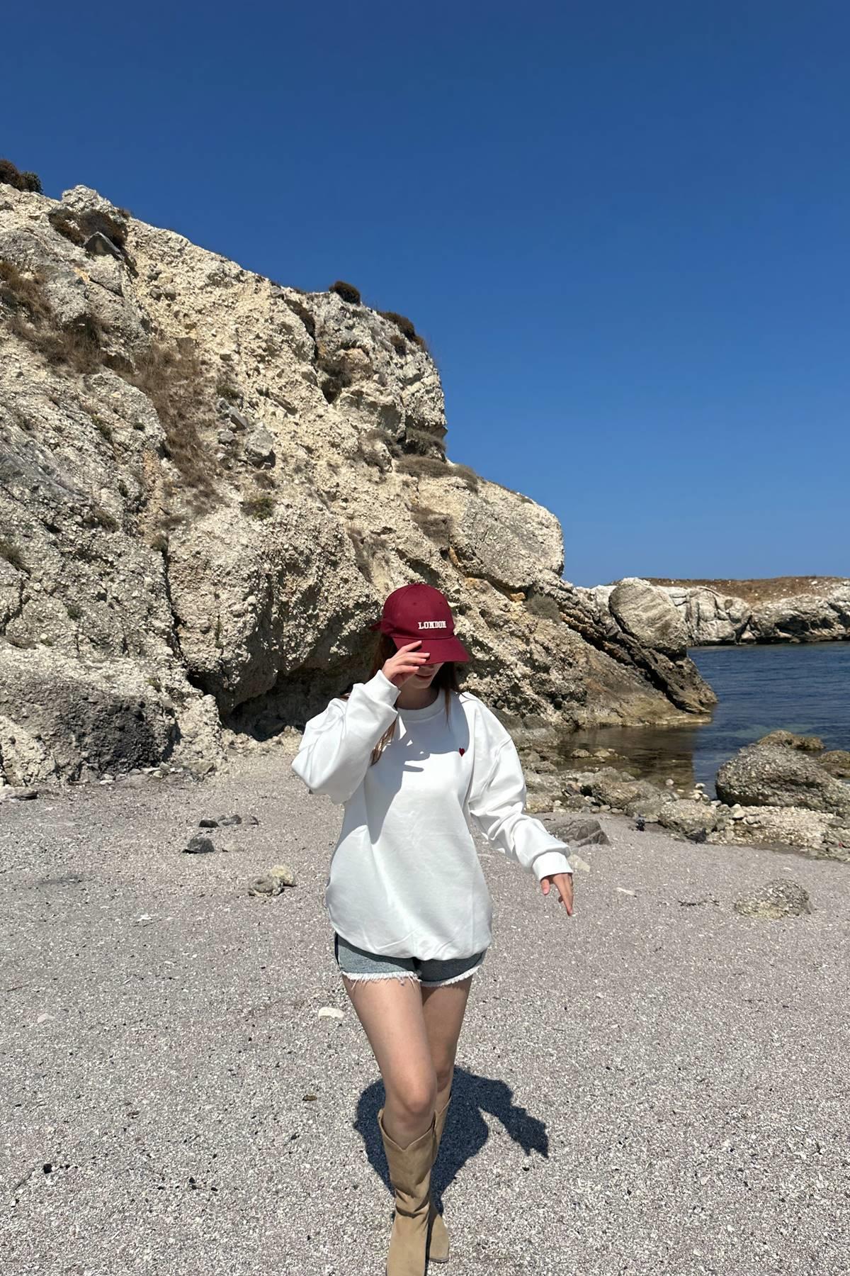 BİSİKLET YAKA KALP NAKIŞLI SWEATSHIRT
