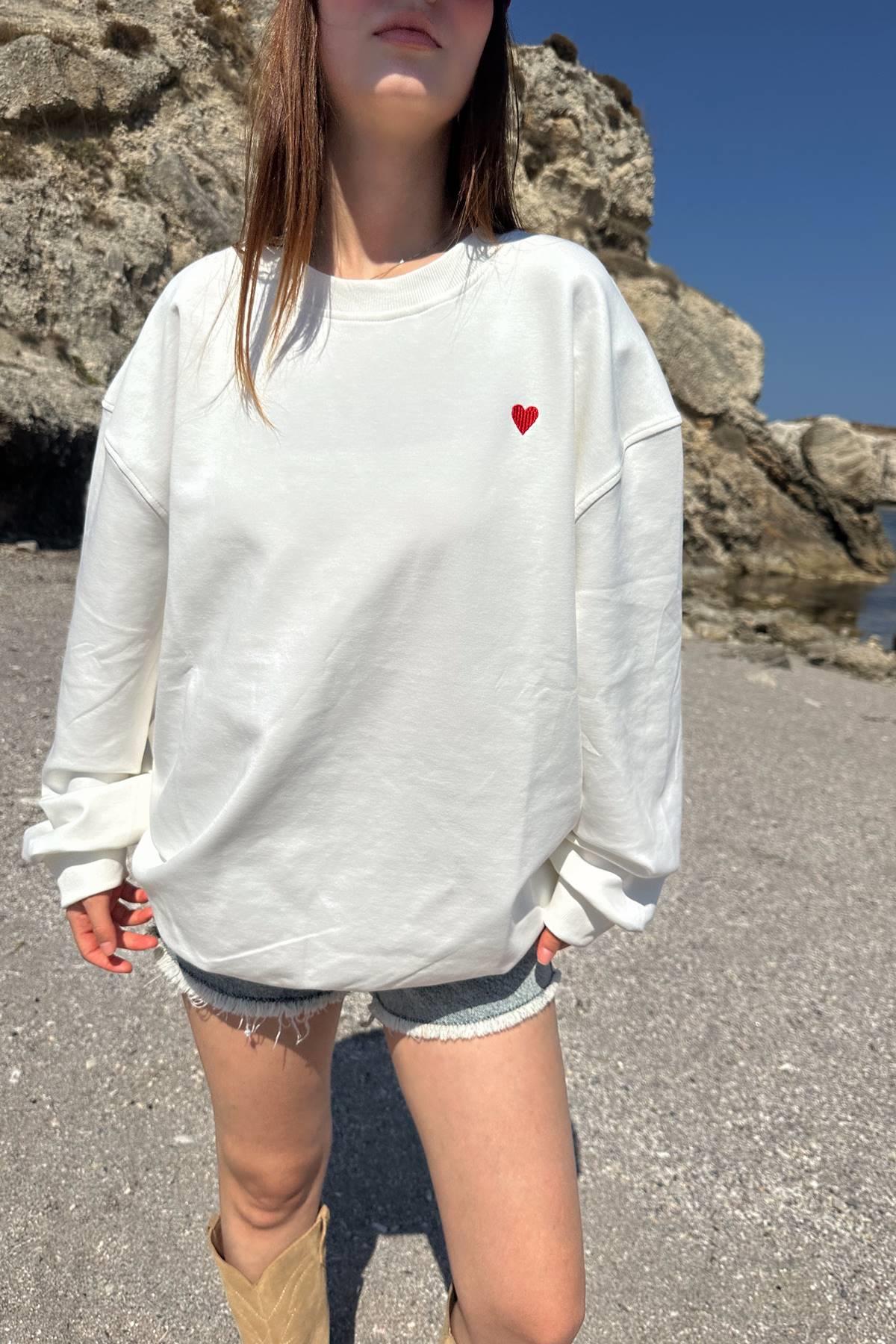 BİSİKLET YAKA KALP NAKIŞLI SWEATSHIRT