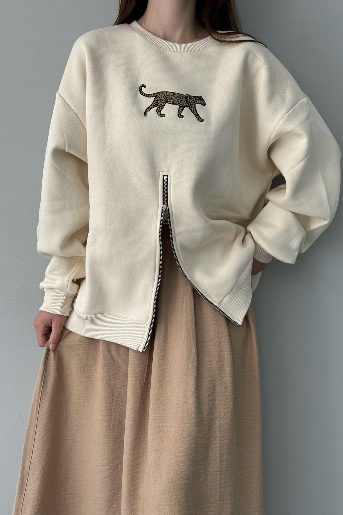 FERMUAR VE NAKIŞ DETAYLI SWEATSHIRT