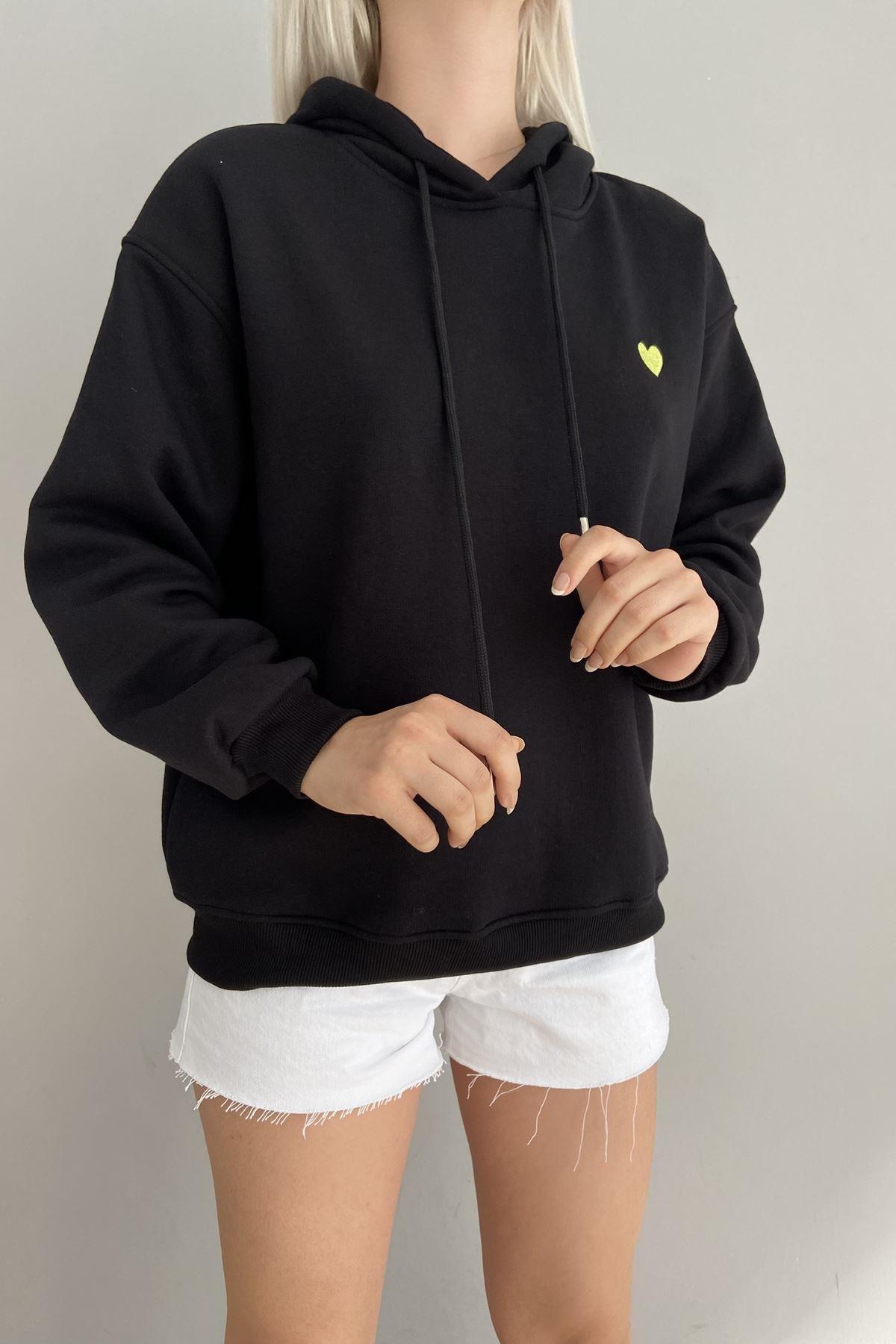 KALP NAKIŞLI KAPŞONLU SWEATSHIRT