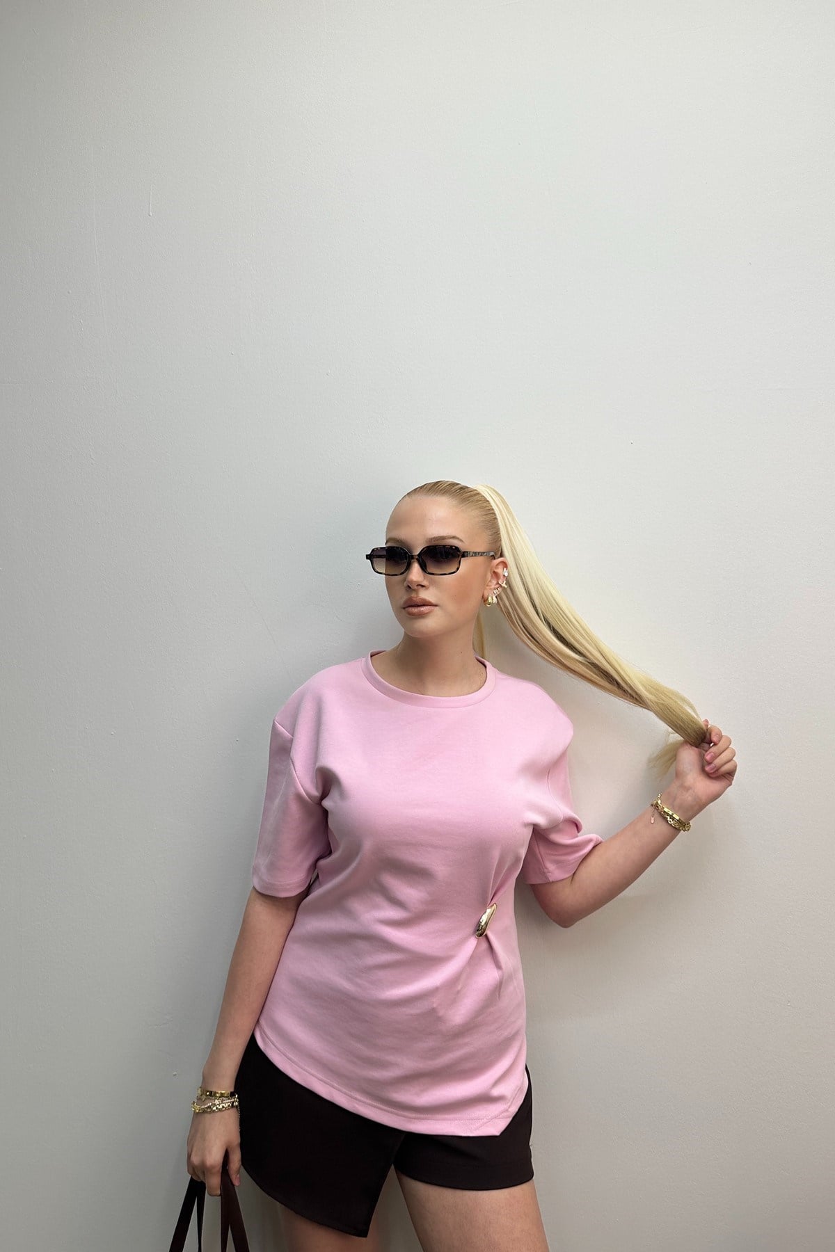 AKSESUAR DETAYLI KISA KOLLU TSHIRT
