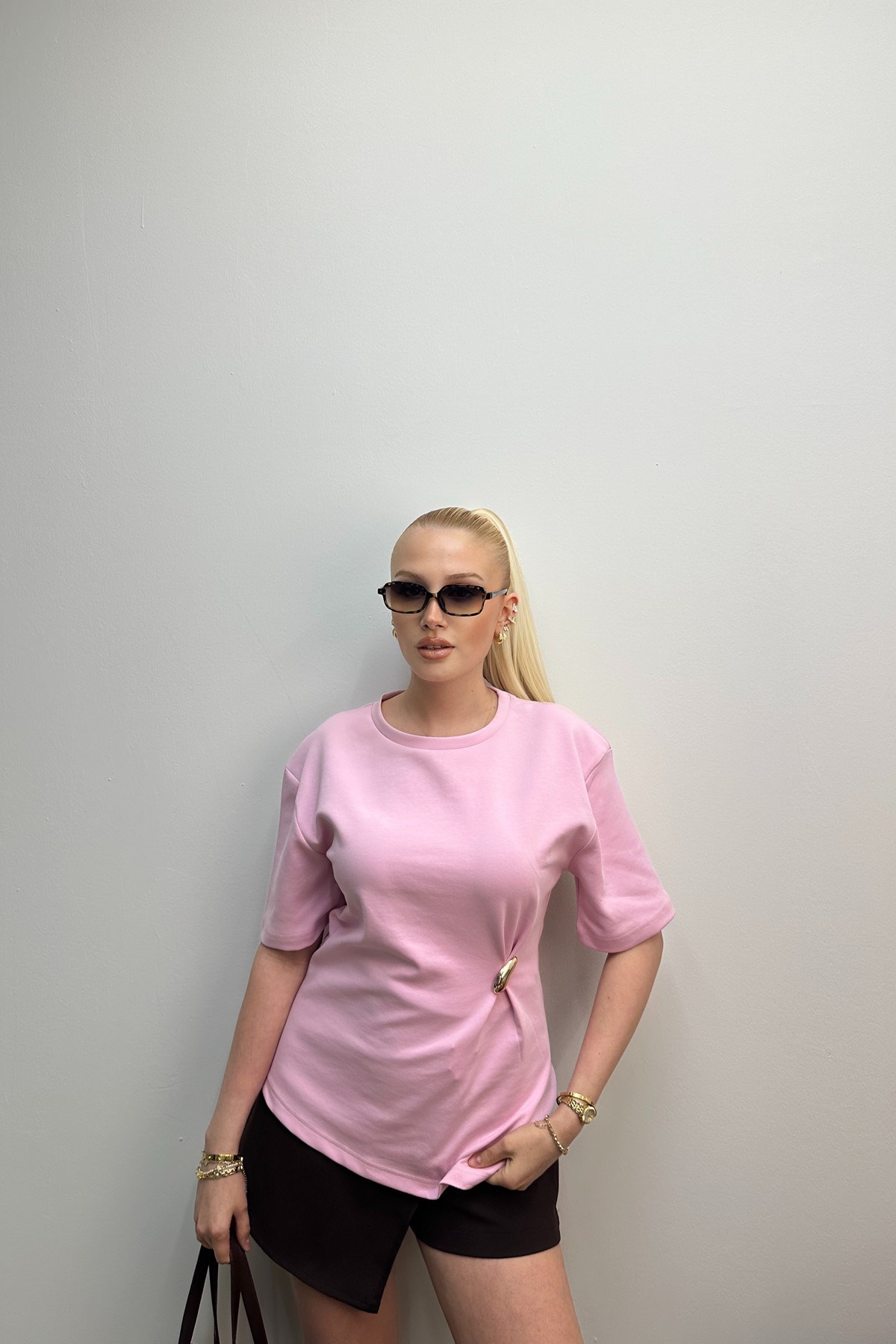 AKSESUAR DETAYLI KISA KOLLU TSHIRT