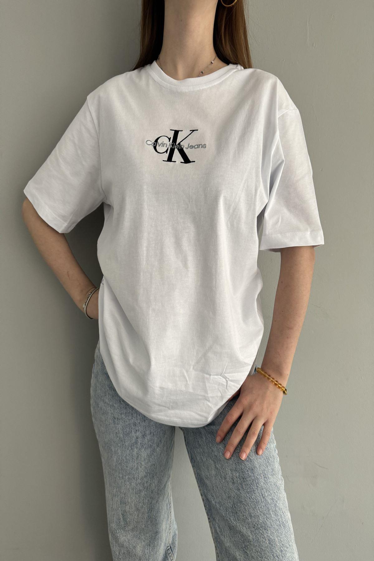 BASKI BE NAKIŞ DETAYLI TSHIRT