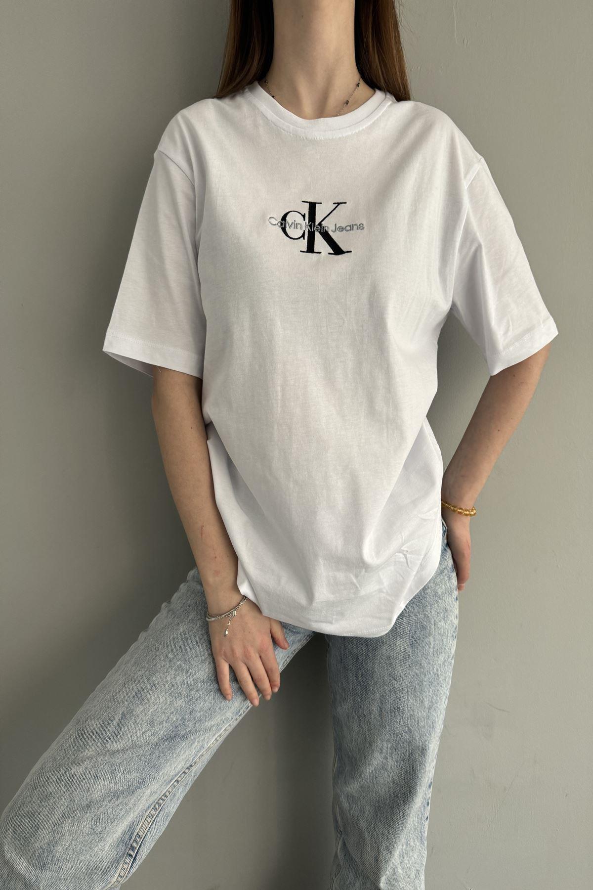 BASKI BE NAKIŞ DETAYLI TSHIRT