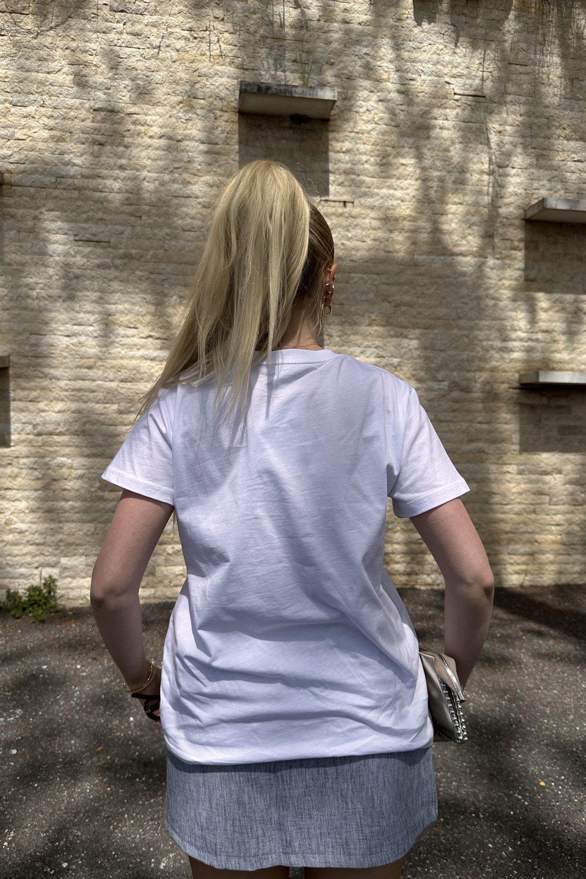 BASKI NAKIŞ DETAYLI TSHIRT