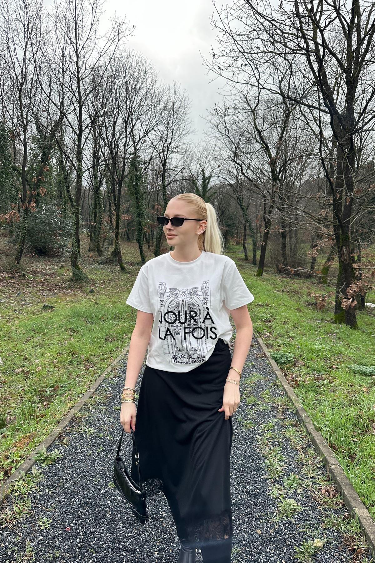 BASKI VE NAKIŞ DETAYLI TSHIRT