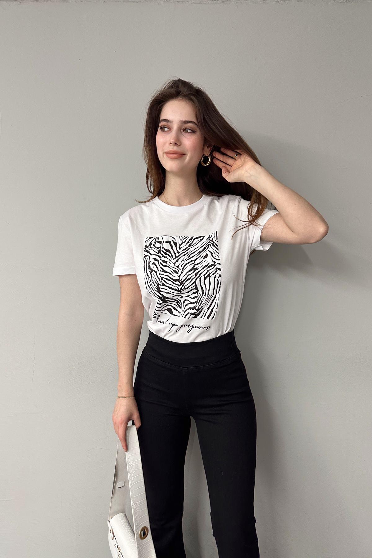 BASKI VE NAKIŞ DETAYLI TSHIRT
