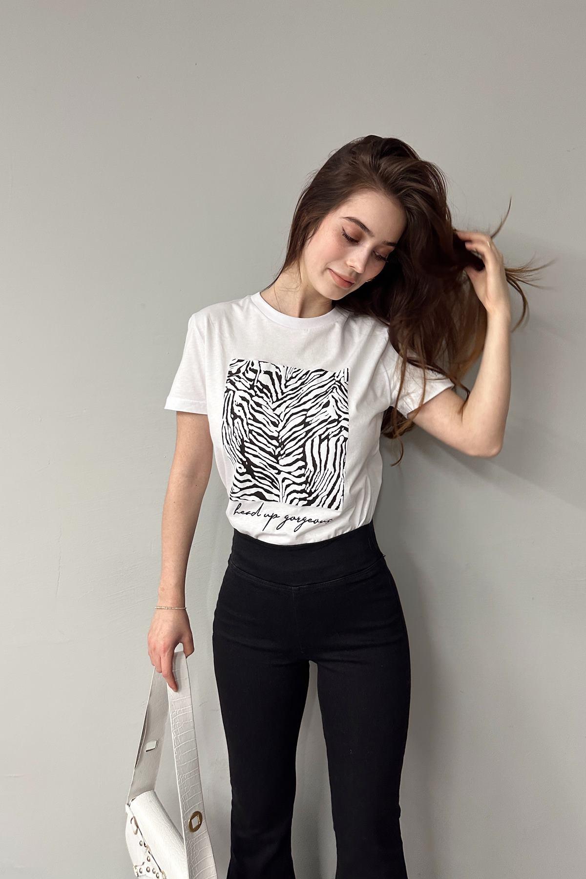 BASKI VE NAKIŞ DETAYLI TSHIRT