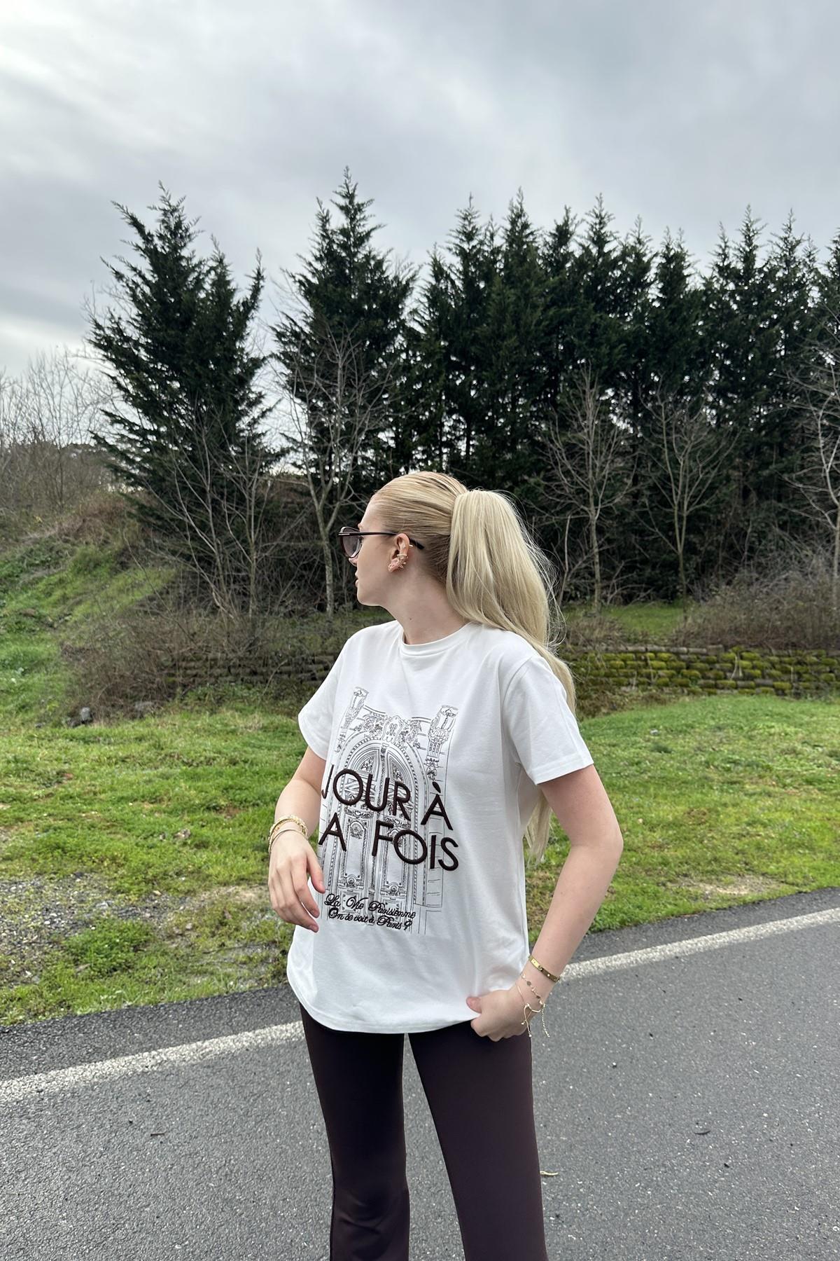 BASKI VE NAKIŞ DETAYLI TSHIRT