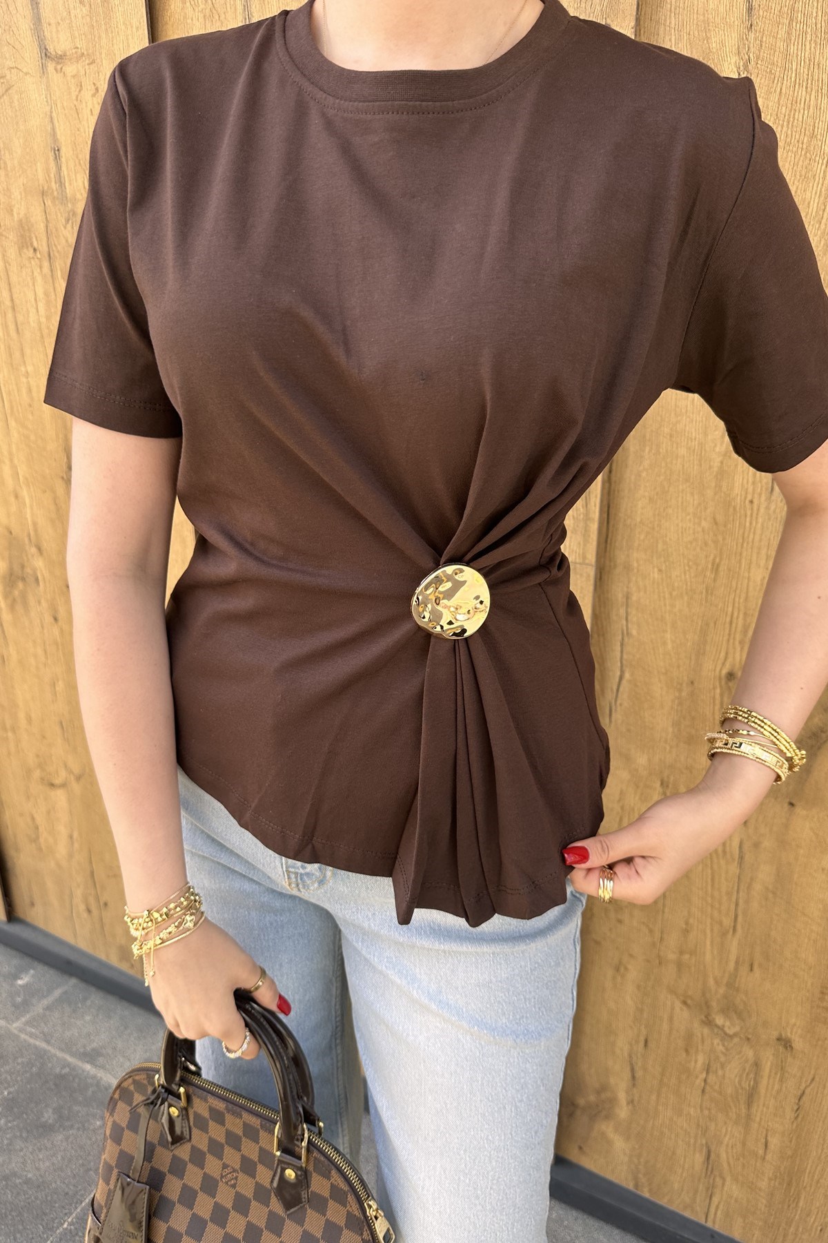 BİSİKLET YAKA BÜZGÜ VE AKSESUAR DETAYLI TSHIRT