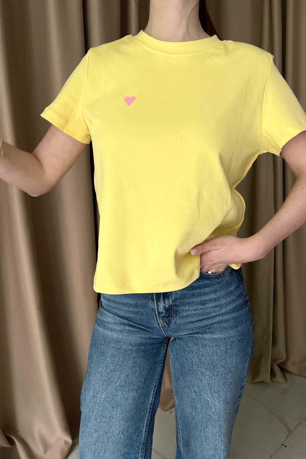 BİSİKLET YAKA KALP NAKIŞLI TSHIRT
