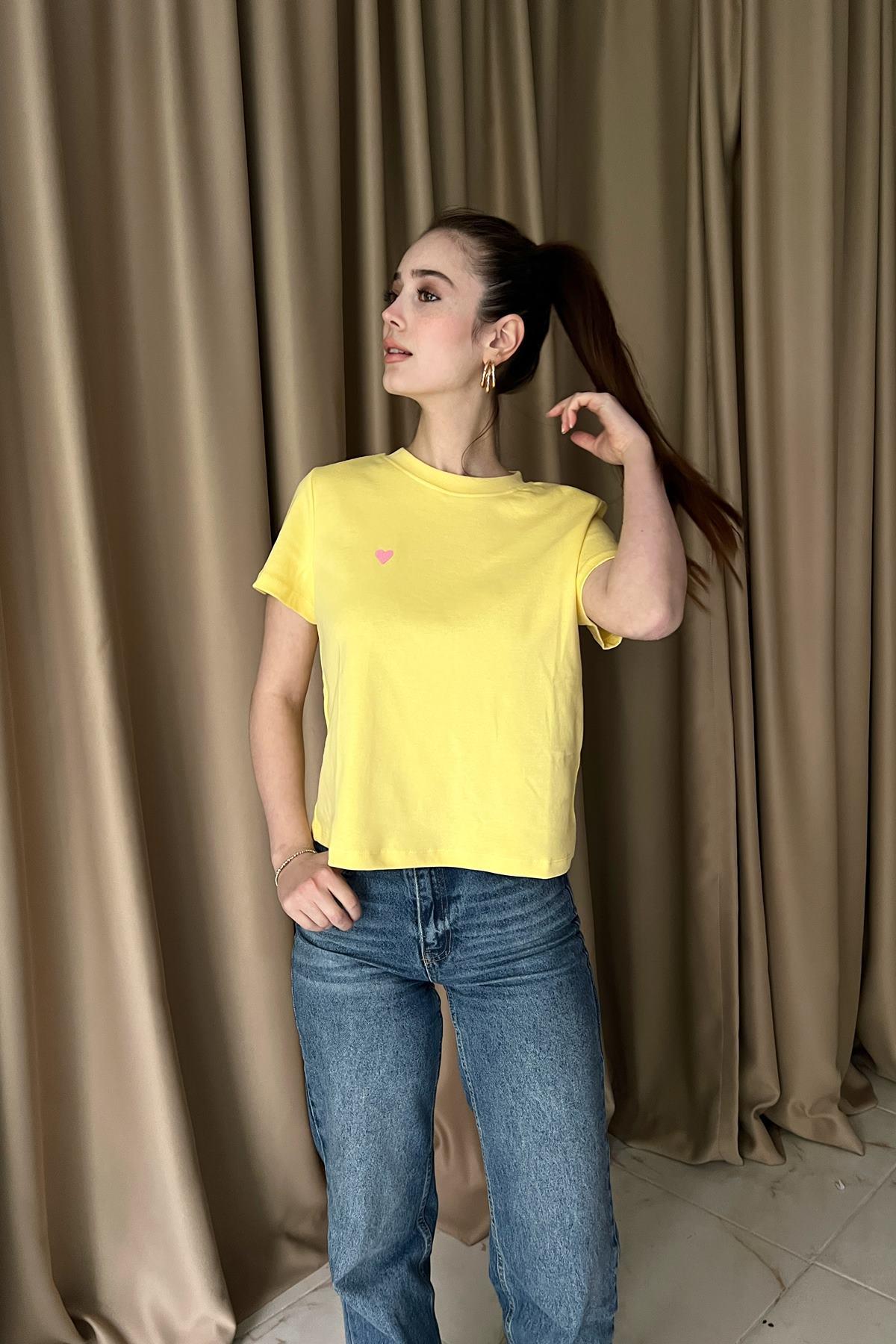BİSİKLET YAKA KALP NAKIŞLI TSHIRT