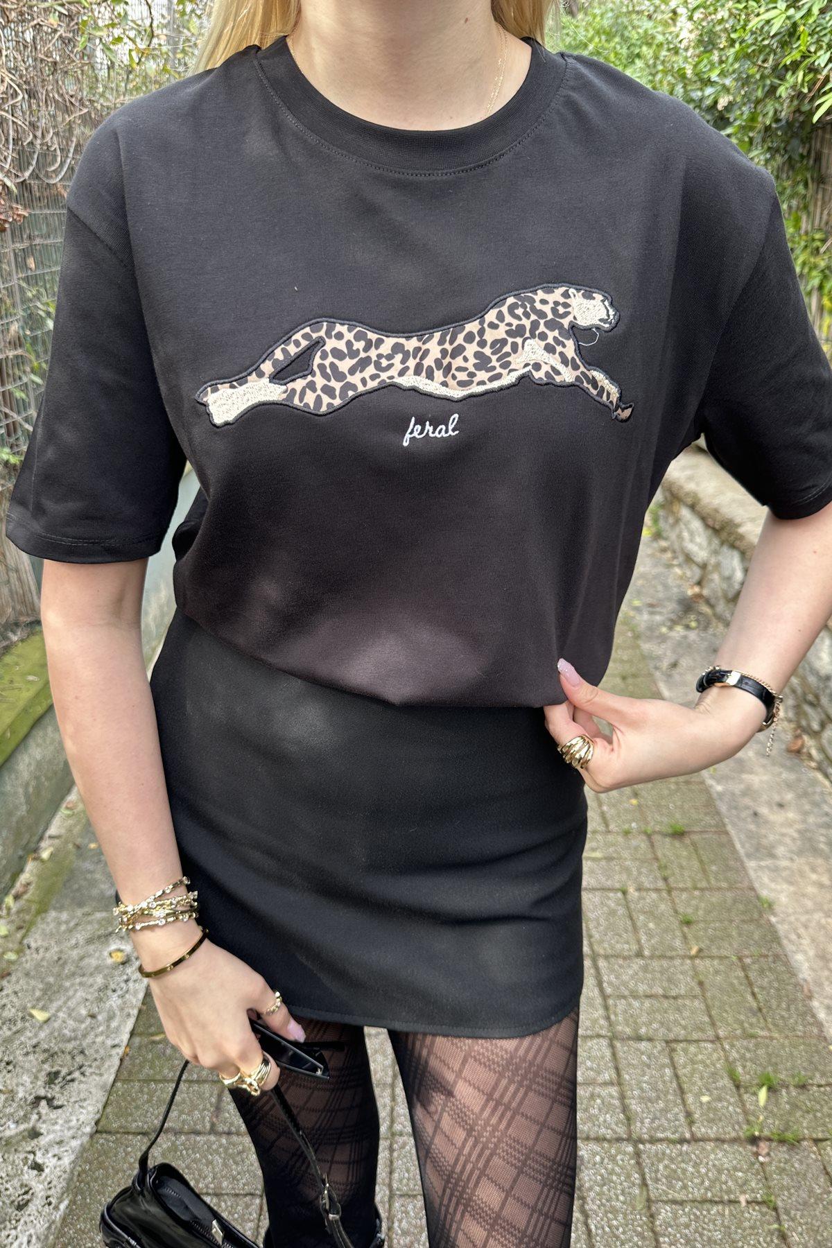 BİSİKLET YAKA NAKIŞ DETAY TSHIRT