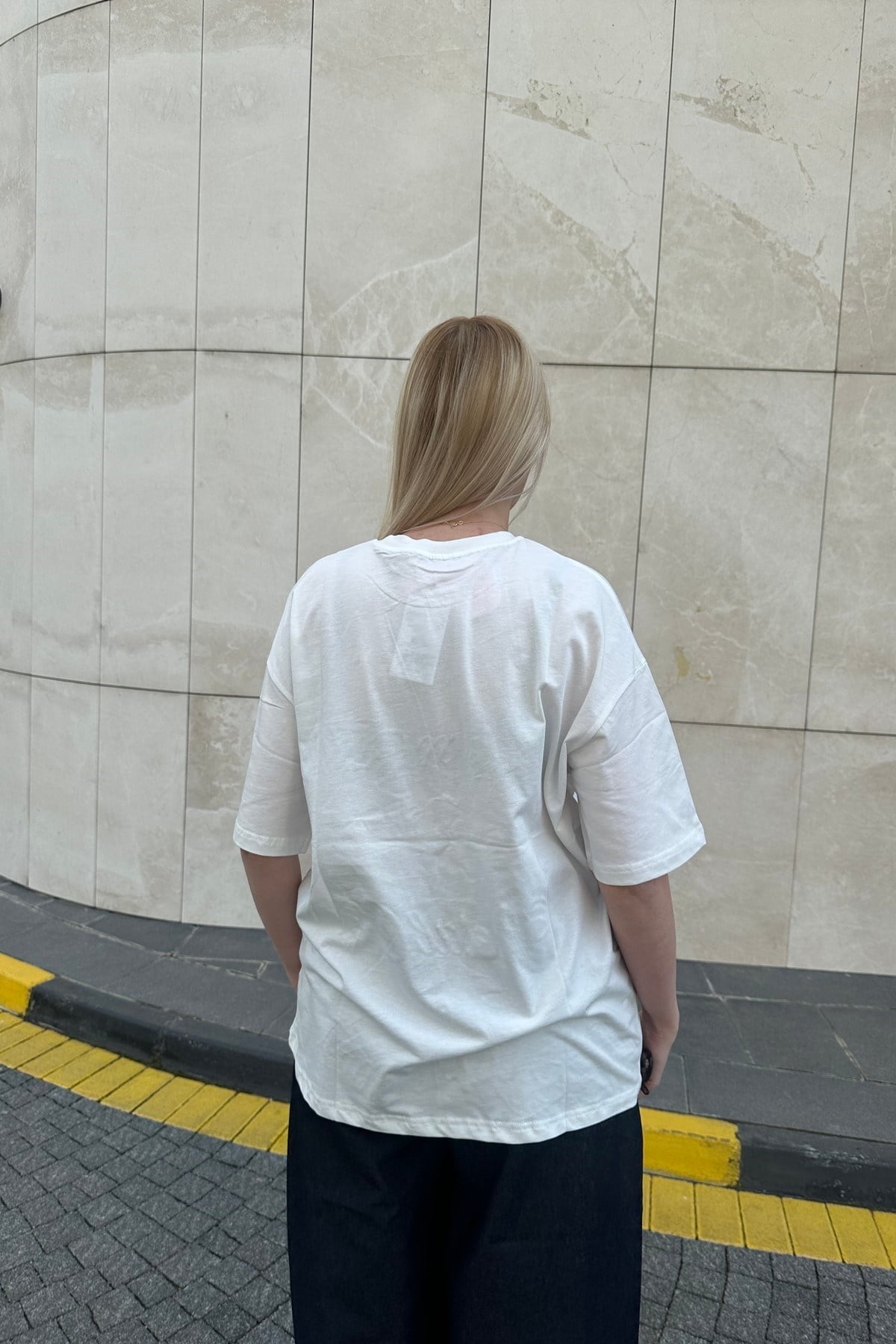 BİSİKLET YAKA NAKIŞ DETAYLI TSHIRT