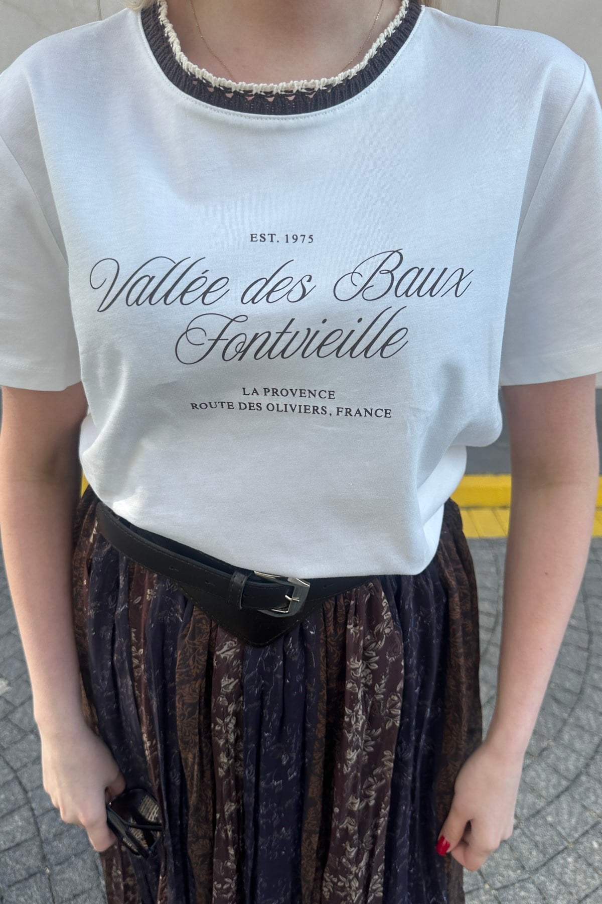 BİSİKLET YAKA NAKIŞ DETAYLI TSHIRT