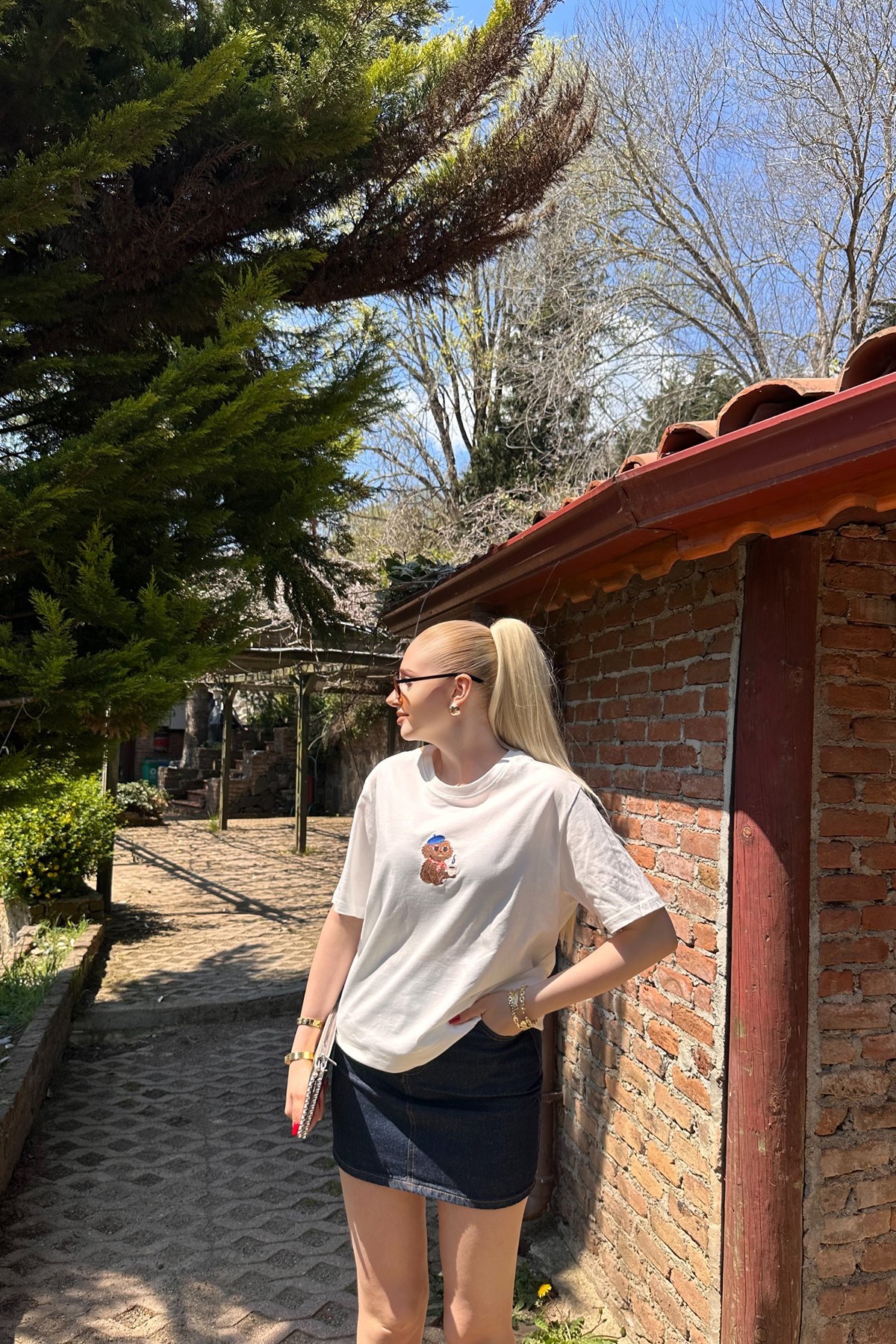 BİSİKLET YAKA NAKIŞ DETAYLI TSHIRT