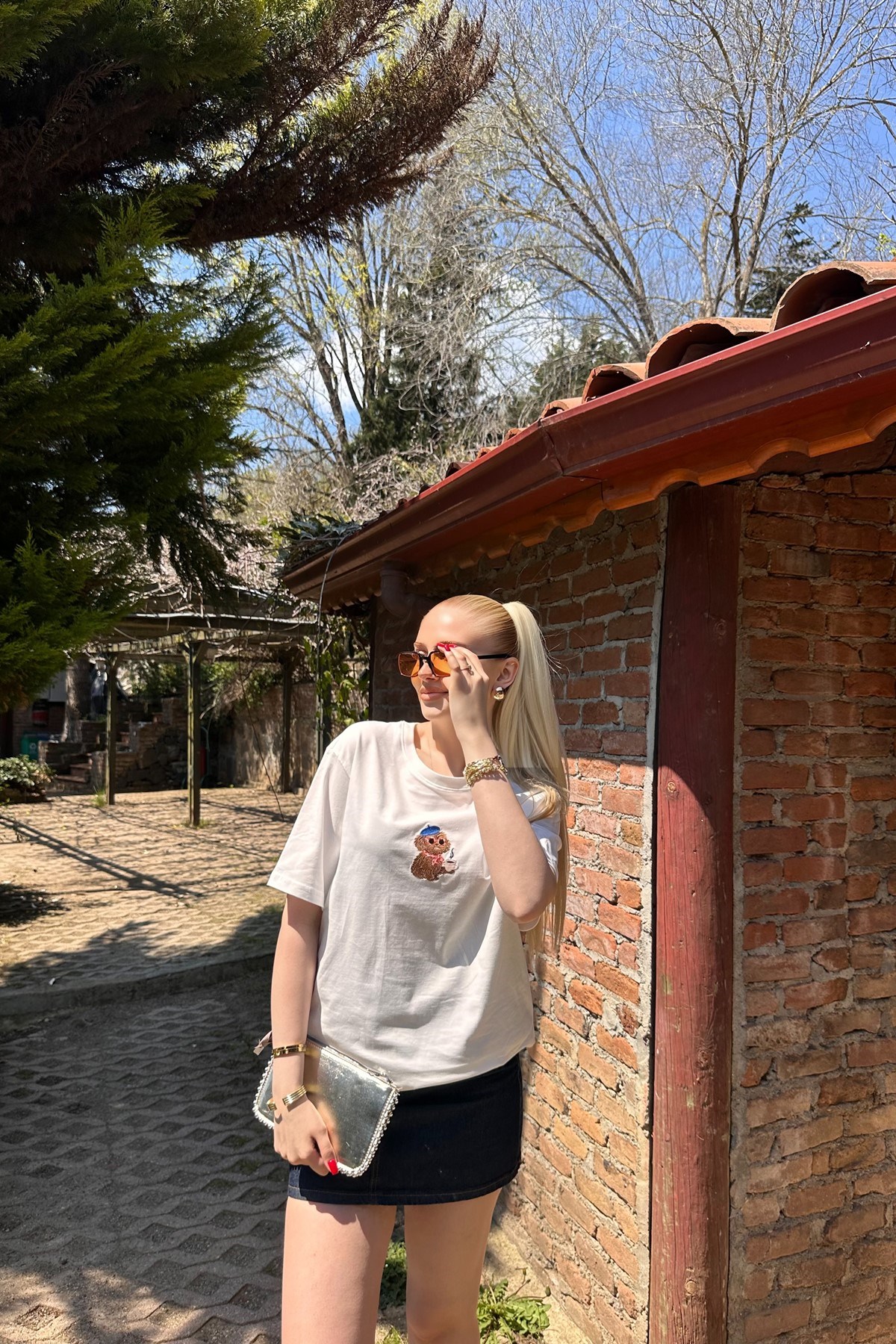 BİSİKLET YAKA NAKIŞ DETAYLI TSHIRT