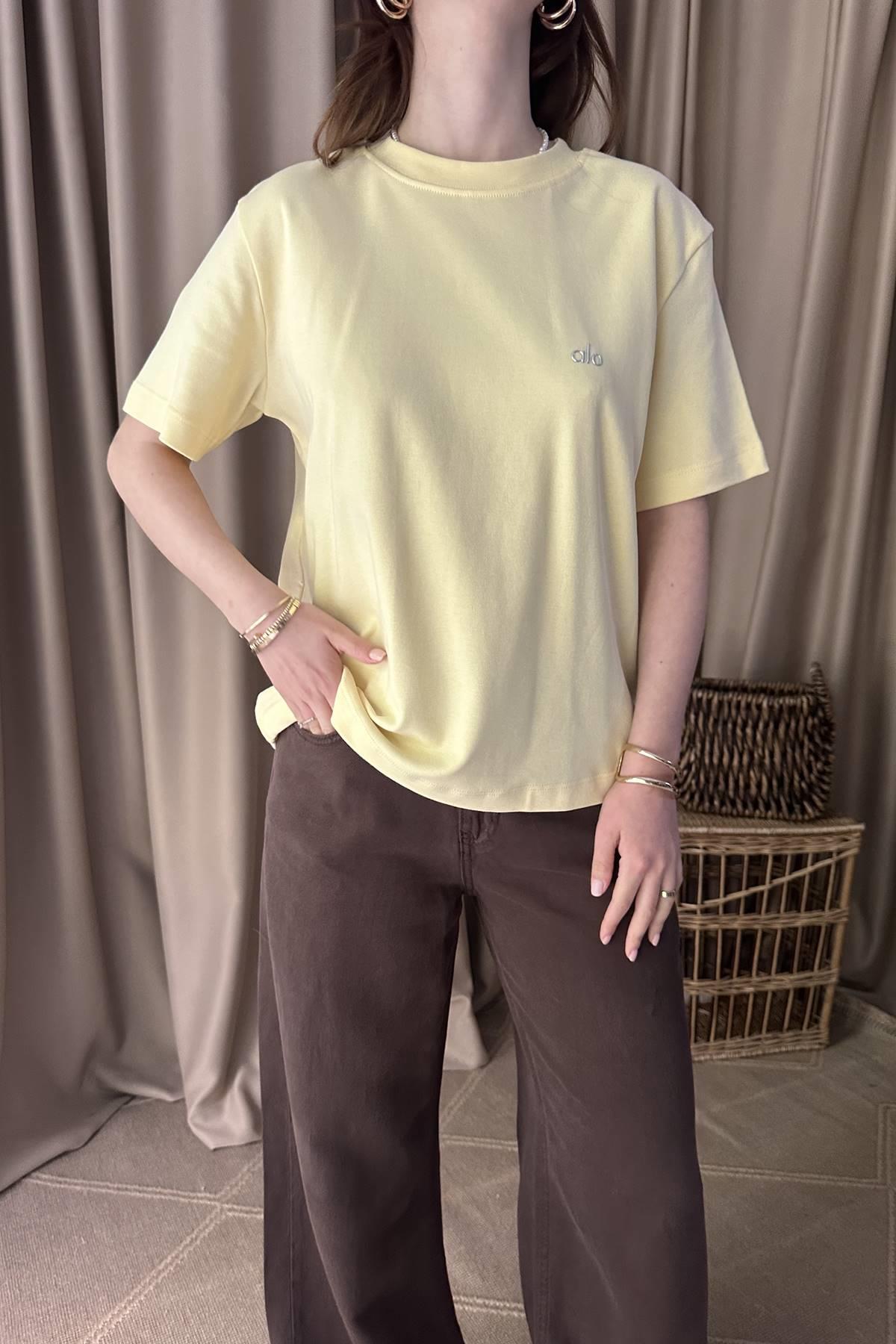 BİSİKLET YAKA NAKIŞ DETAYLI TSHIRT