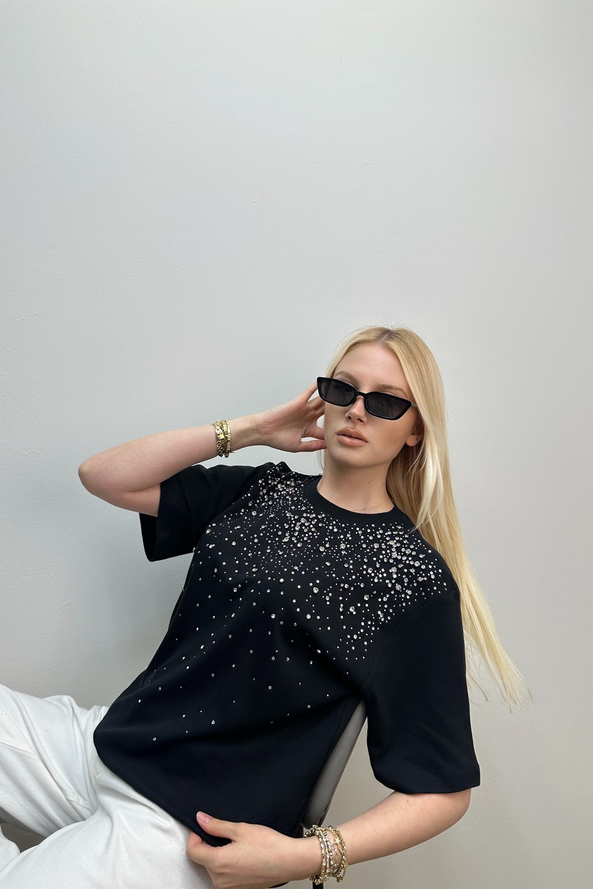 BİSİKLET YAKA ÖNÜ TAŞ DETAYLI TSHIRT