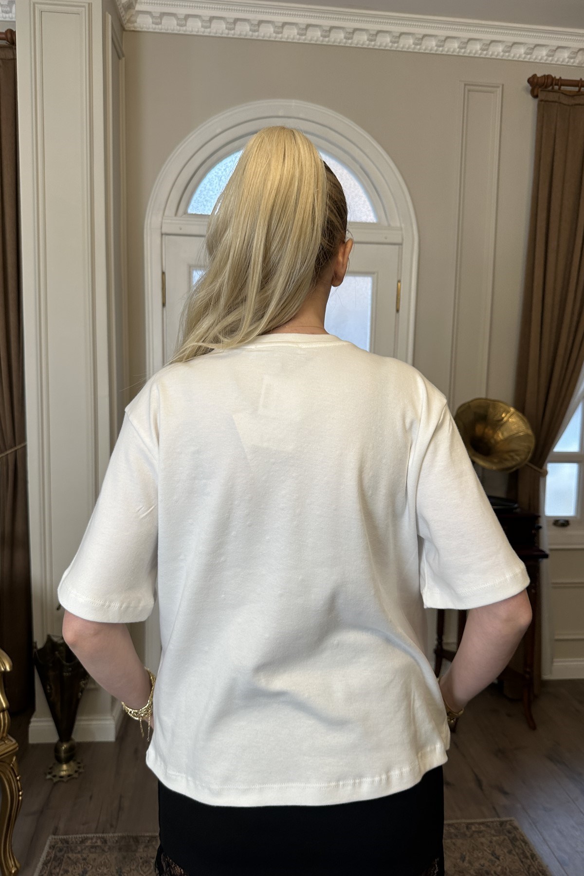 BİSİKLET YAKA ÖNÜ TAŞ DETAYLI TSHIRT