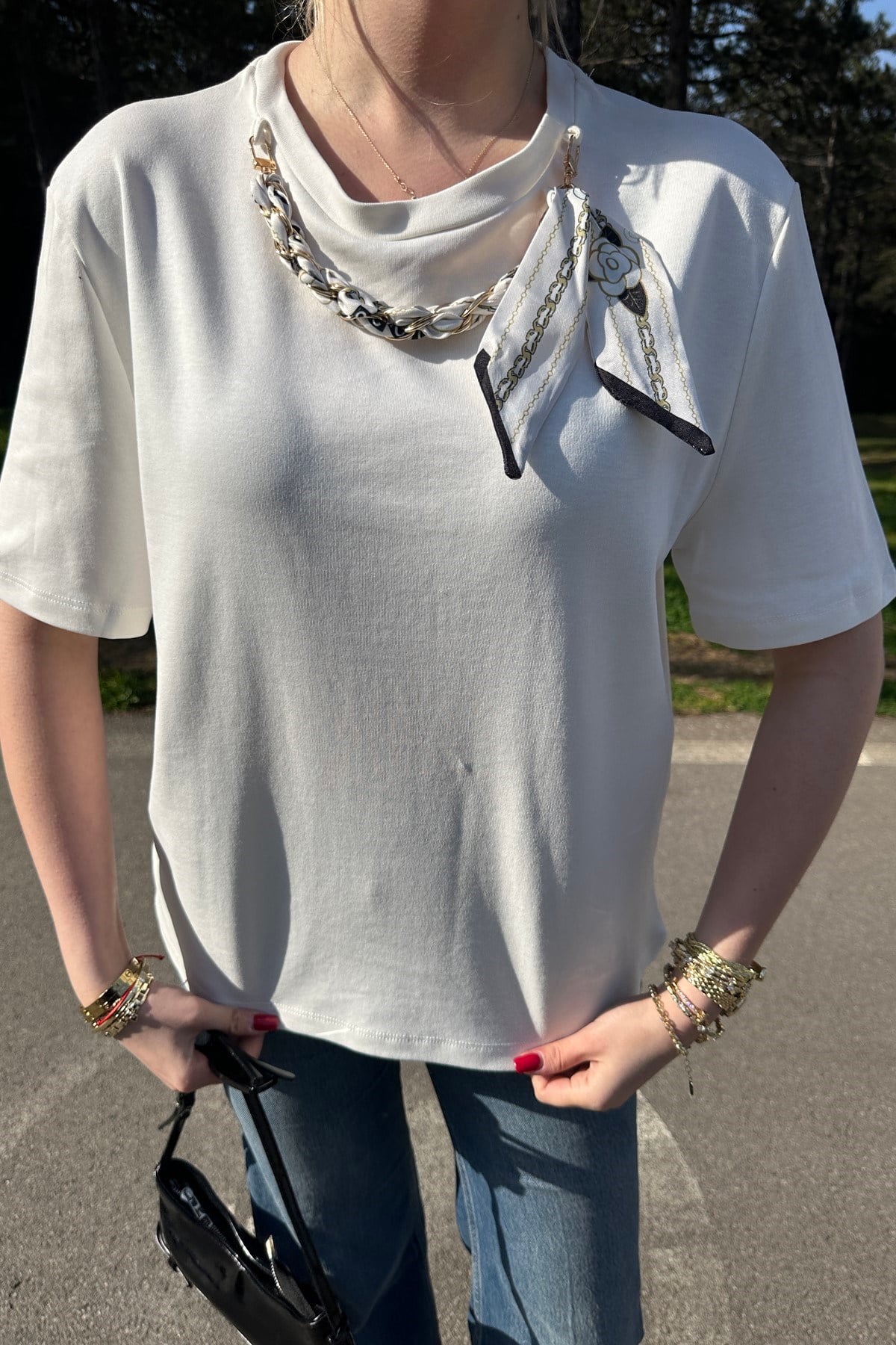 FULAR DETAYLI TSHIRT