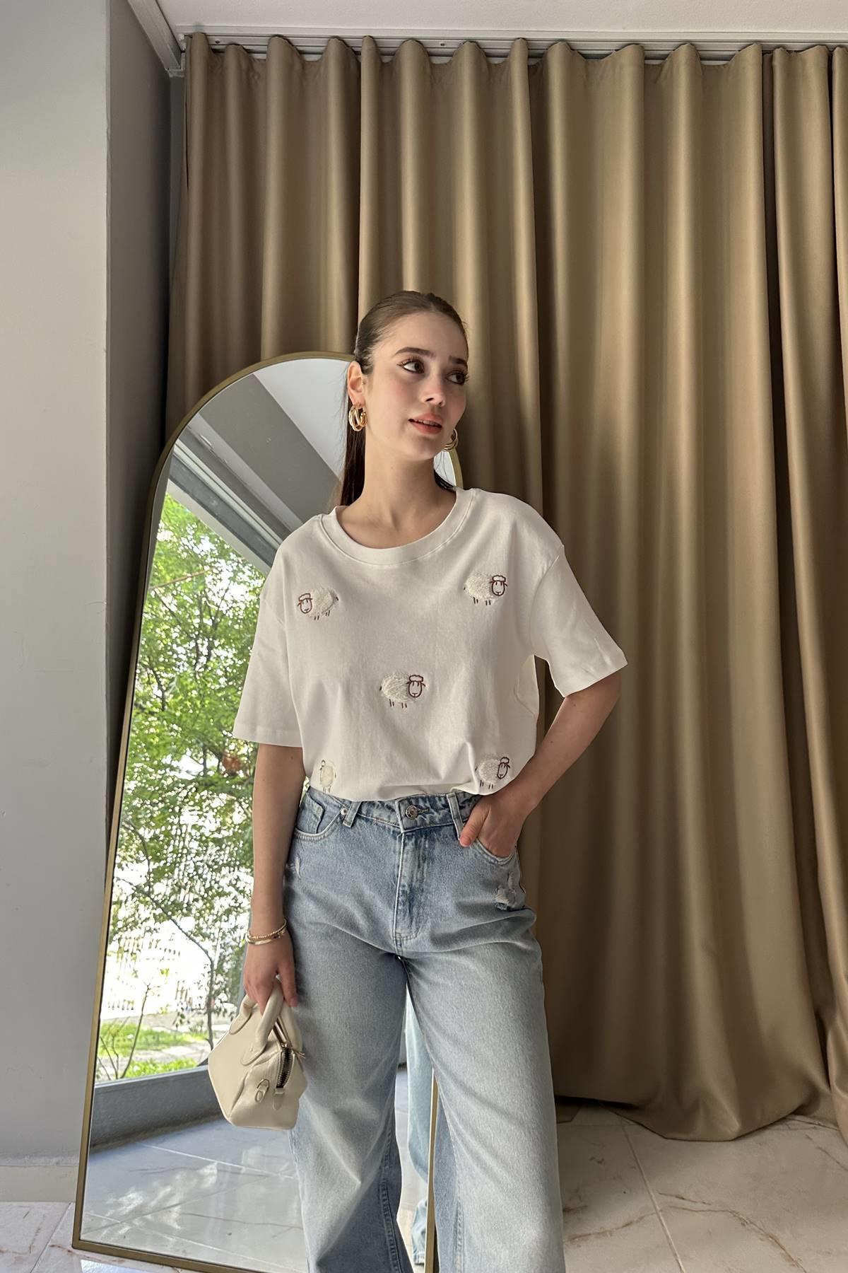 KUZU NAKIŞ DETAYLI TSHIRT