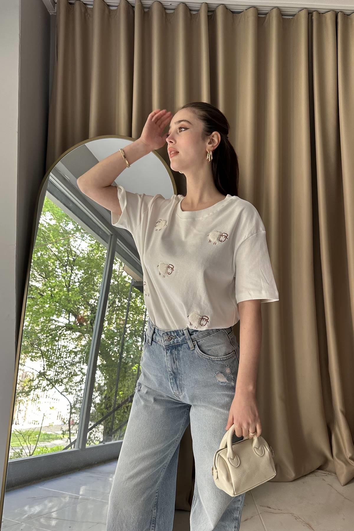 KUZU NAKIŞ DETAYLI TSHIRT