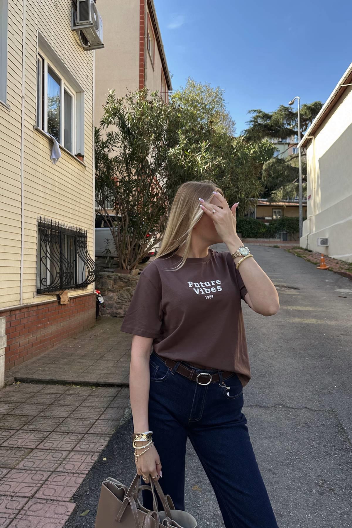 NAKIŞ DETAYLI TSHIRT