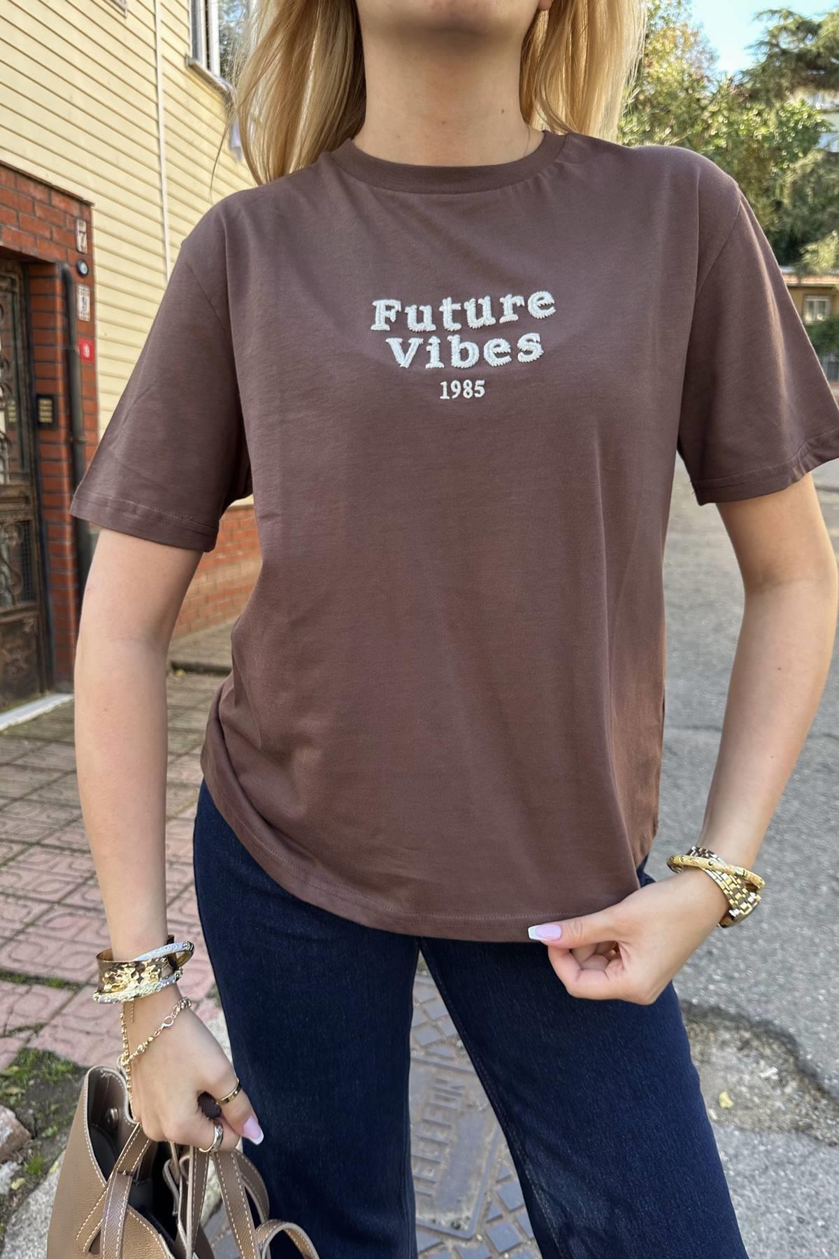 NAKIŞ DETAYLI TSHIRT