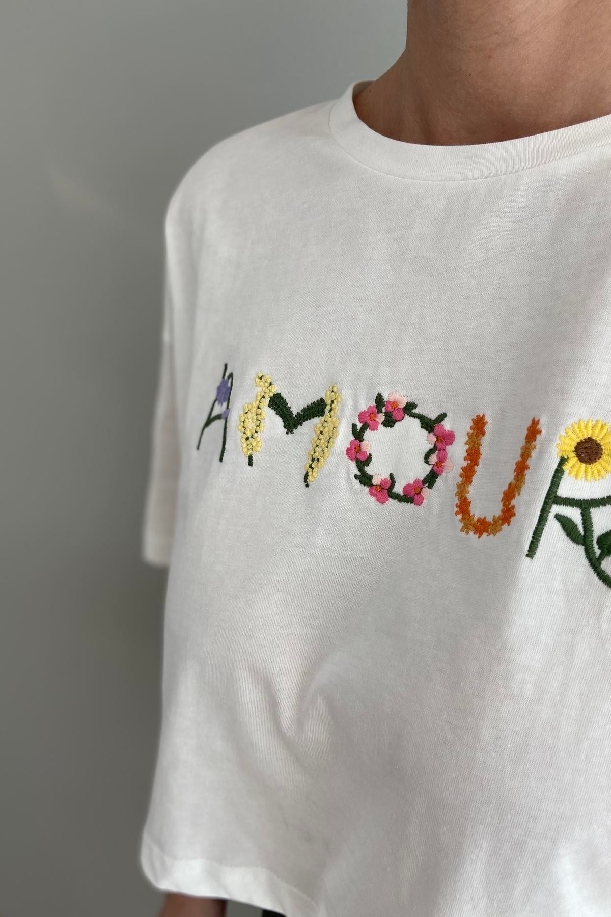 NAKIŞ DETAYLI TSHIRT