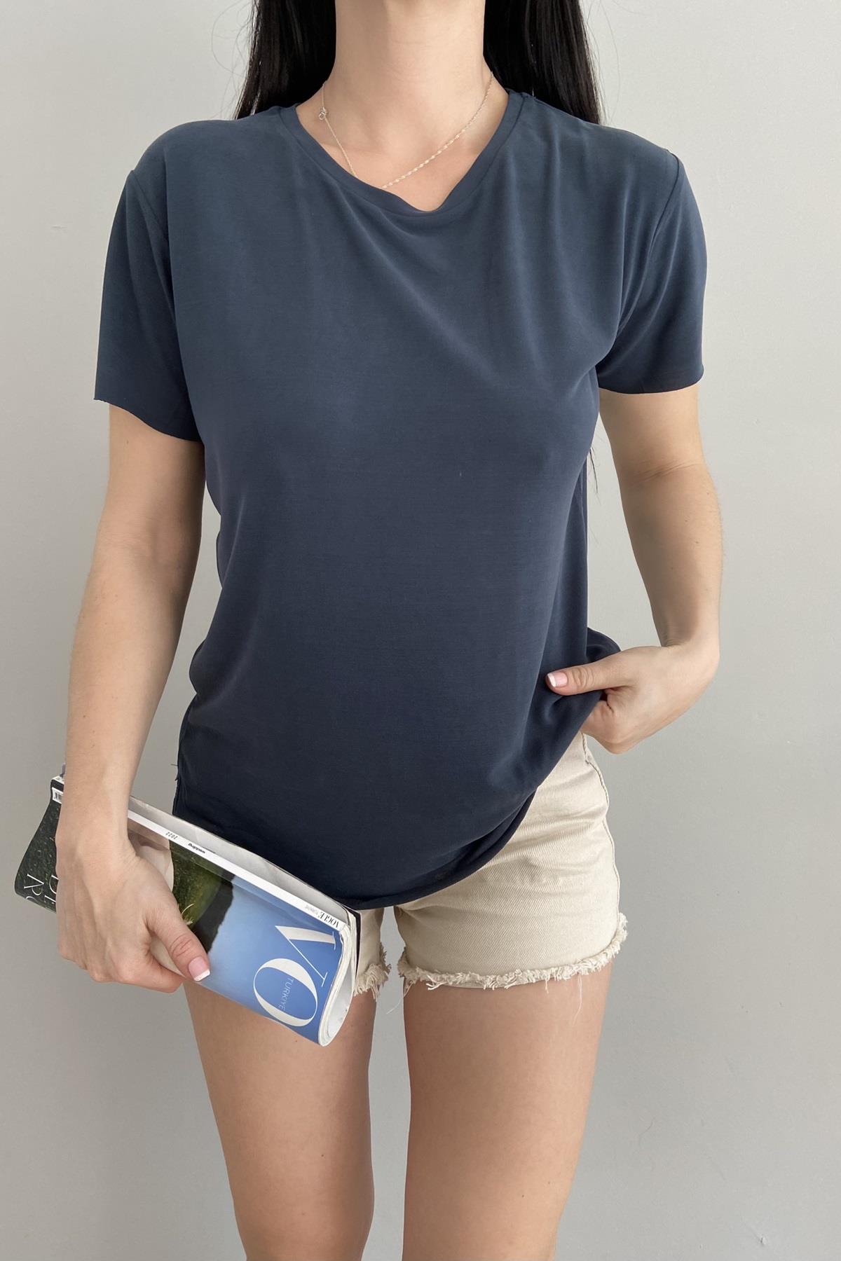 OYSHO MODEL TSHIRT