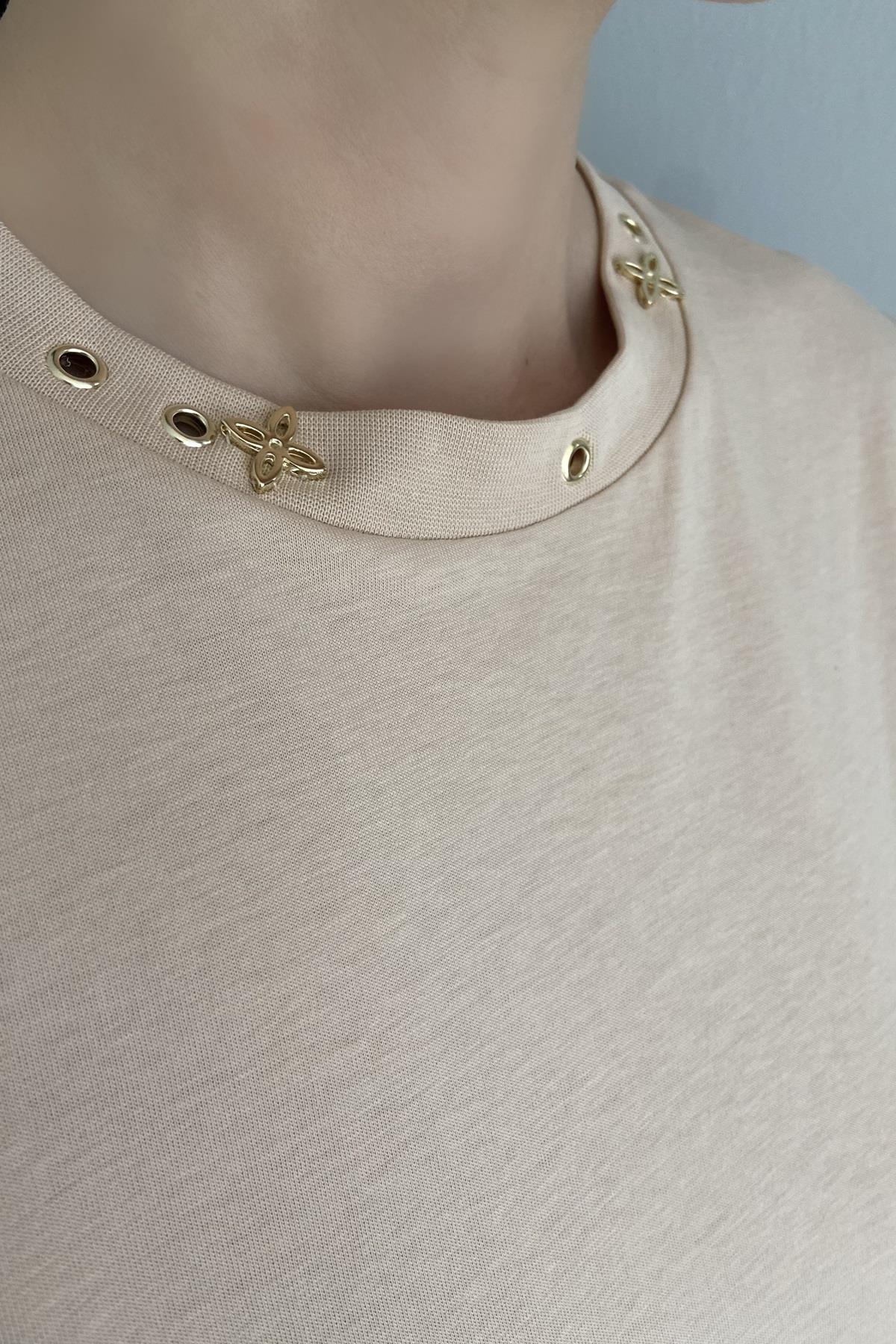 ŞERİT DETAY YAKA AKSESURLI TSHIRT