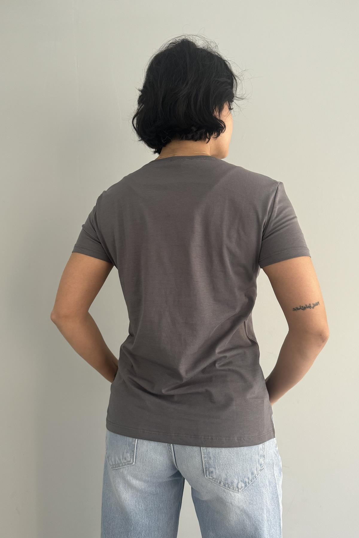 V YAKA BASIC TSHIRT