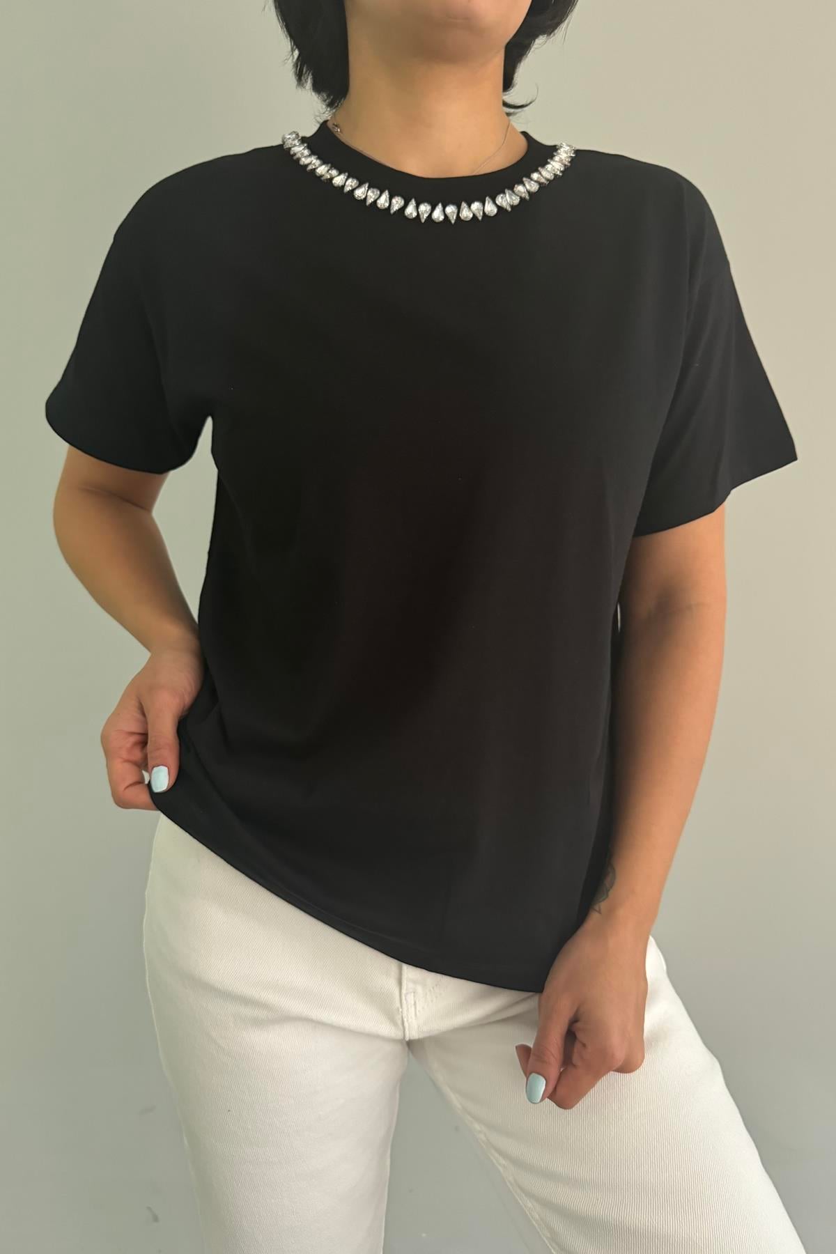 YAKASII TAŞLI TSHIRT