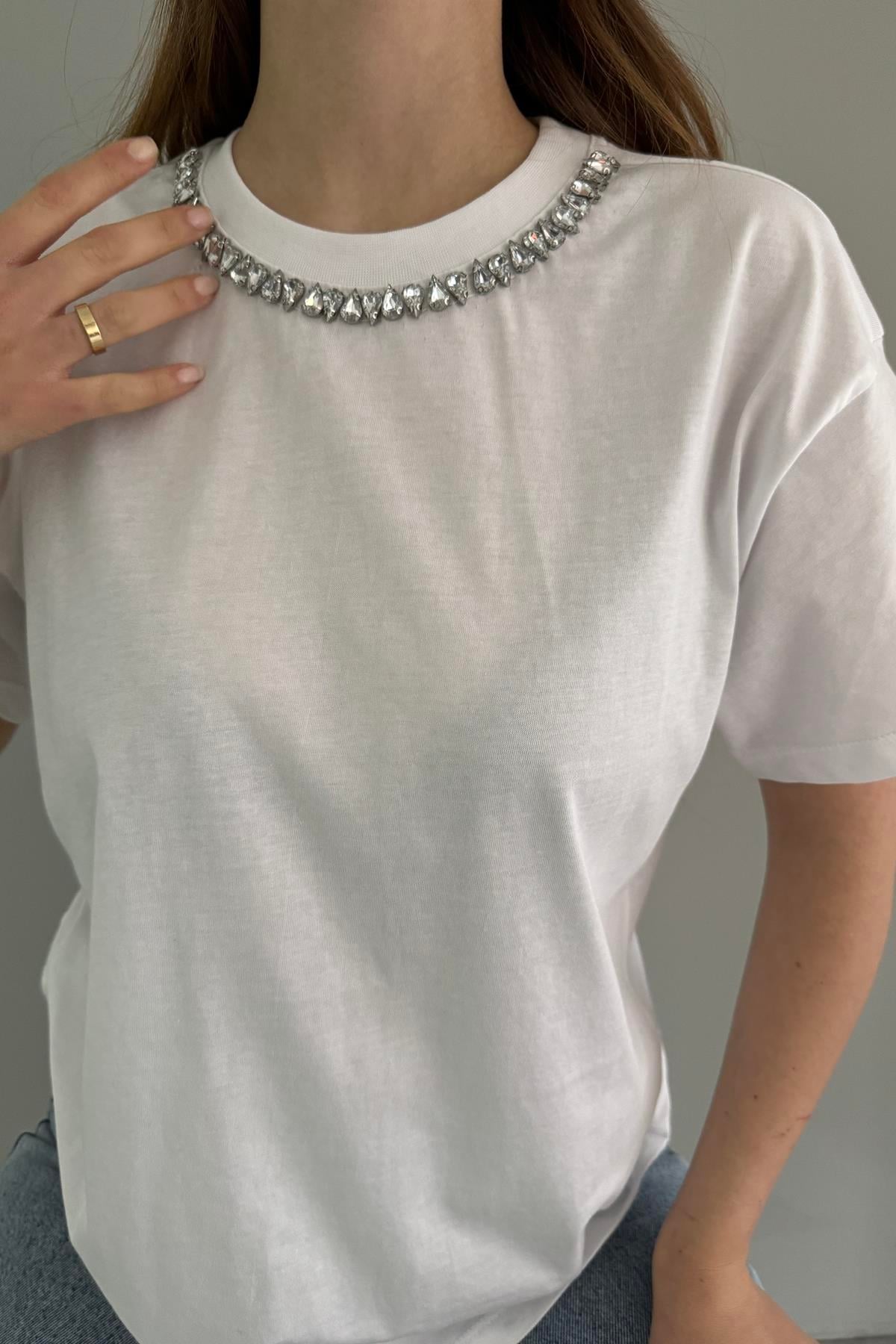 YAKASII TAŞLI TSHIRT