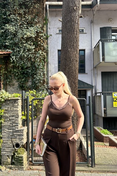 V YAKA DANTEL DETAYLI ATLET