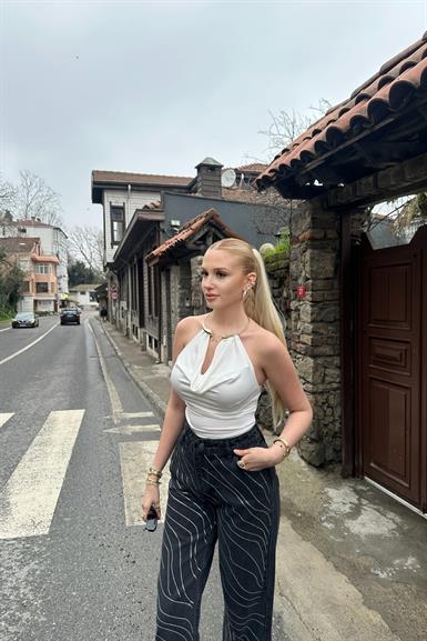 AKSESUAR DETAYLI BLUZ