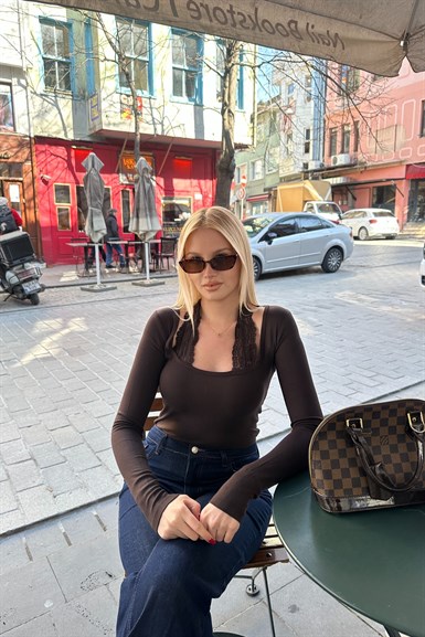 BOYUNDAN DANTEL GEÇMELİ BLUZ