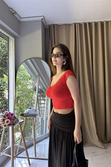 DANTEL DETAYLI OMUZLARI AÇIK TOP