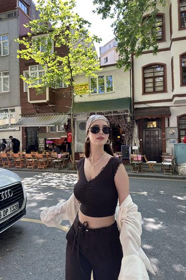 DANTEL DETAYLI OMUZLARI AÇIK TOP