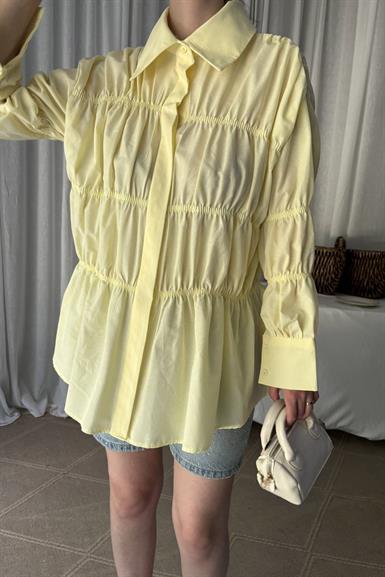 KOL VE GÇĞÜS 3 KAT BİYE VE BÜZGÜ DETAYLI BLUZ