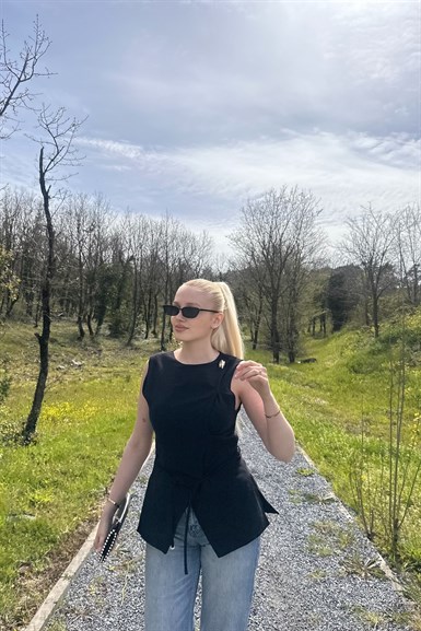 KRUVAZE DETAY BAĞCIKLI BLUZ