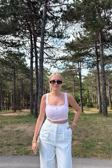 TAŞ DETAY CROP ASKILI BLUZ
