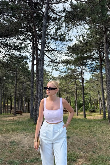 TAŞ DETAY CROP ASKILI BLUZ