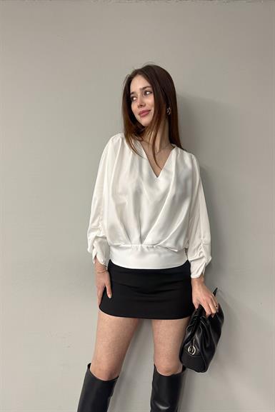 V YAKA GİPE DETAYLI BLUZ
